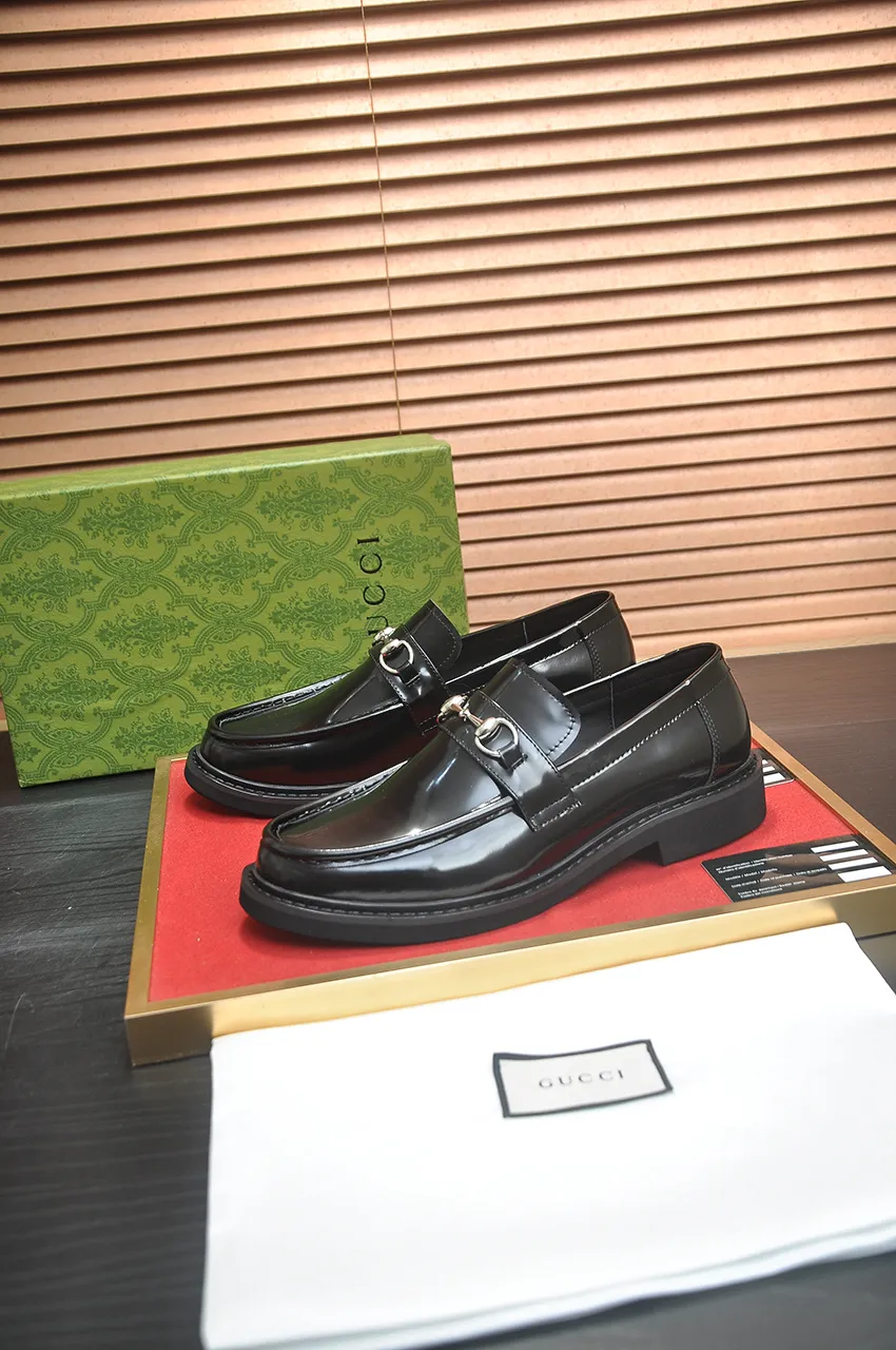 Men's shoes💰540💶Italy's top luxury men's shoe giant (GUCCI) (Gucci) (full cowhide lining) new arrival🍃Original European style🔰 Pleasant to the eye😍In order to make the shoes more durable and non-deformable🌀The production continues to follow traditional methods but there is still no lack of innovation💪Choose original sheepskin for the leather♻️ Smooth and natural And extra bright ⭐Made of imported cowhide, the first choice of rich people 38-45 (45 customized)